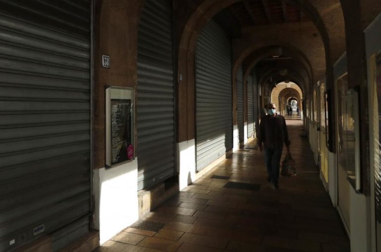 COVID-19: CONTÁGIOS EM FRANÇA VOLTAM A SUPERAR OS 12.000 EM 24 HORAS