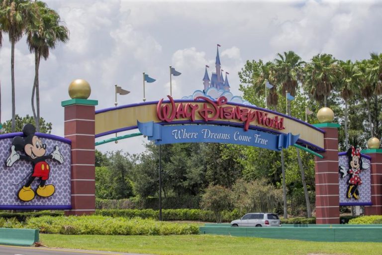 COVID-19: DISNEY VAI DESPEDIR 28.000 TRABALHADORES NOS ESTADOS UNIDOS