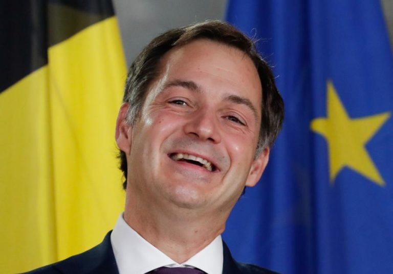 BÉLGICA NOMEIA NOVO PRIMEIRO-MINISTRO E PÕE FIM A 16 MESES DE CRISE POLÍTICA