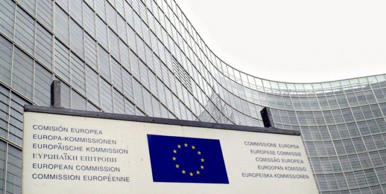BRUXELAS COM “SÉRIAS PREOCUPAÇÕES” POR ATAQUES A TRIBUNAIS E MEDIA NA HUNGRIA E POLÓNIA
