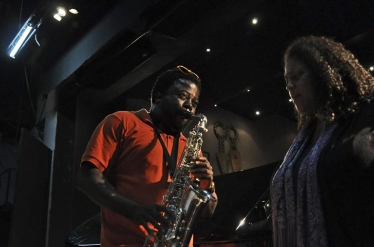 SAXOFONISTA MOÇAMBICANO MOREIRA CHONGUIÇA APRESENTA MARCA PRÓPRIA DE SAXOFONES