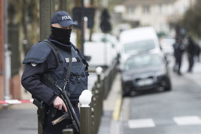 BRIGADA ANTITERRORISTA CHAMADA DEPOIS DE DECAPITAÇÃO DE HOMEM PERTO DE PARIS