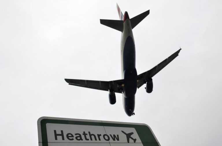 COVID-19: ESTUDO CONTESTA CÁLCULOS DO GOVERNO BRITÂNICO PARA MANTER QUARENTENA A TURISTAS
