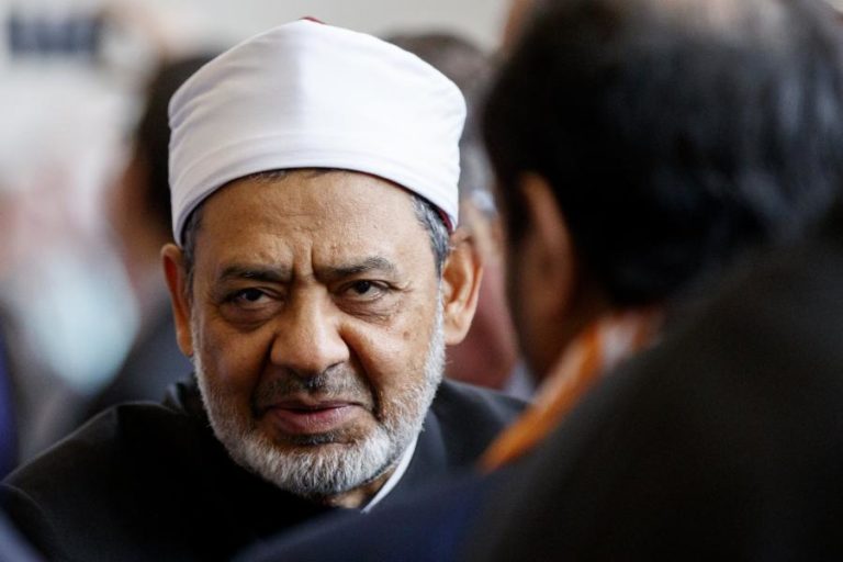 IMÃ DE AL AZHAR CONDENA DECAPITAÇÃO DE PARIS E DIZ QUE AUTOR NÃO REPRESENTA O ISLÃO
