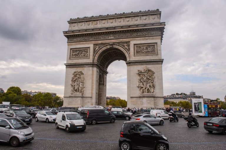LEVANTADO ALERTA DE BOMBA NO ARCO DO TRIUNFO EM PARIS — ‘MEDIA’ LOCAL