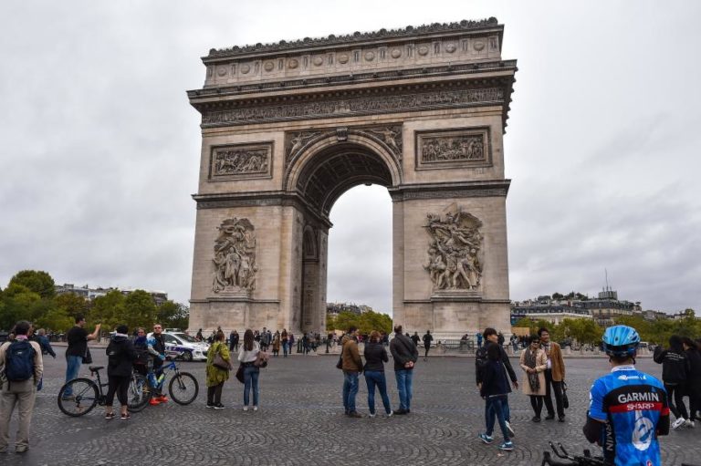 ALERTA DE BOMBA NO ARCO DE TRIUNFO NA CAPITAL DE FRANÇA – MEDIA LOCAL