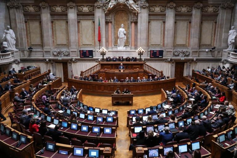 ALLTERAÇÕES ÀS REGRAS DA CONTRATAÇÃO PÚBLICA APROVADAS NA AR COM VOTOS A FAVOR DO PS E ABSTENÇÃO DO PSD