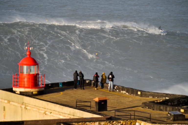 COVID-19: MULTIDÃO MAIS DISPERSA NA NAZARÉ APÓS CORTE DE ESTRADA E REFORÇO DE MEIOS