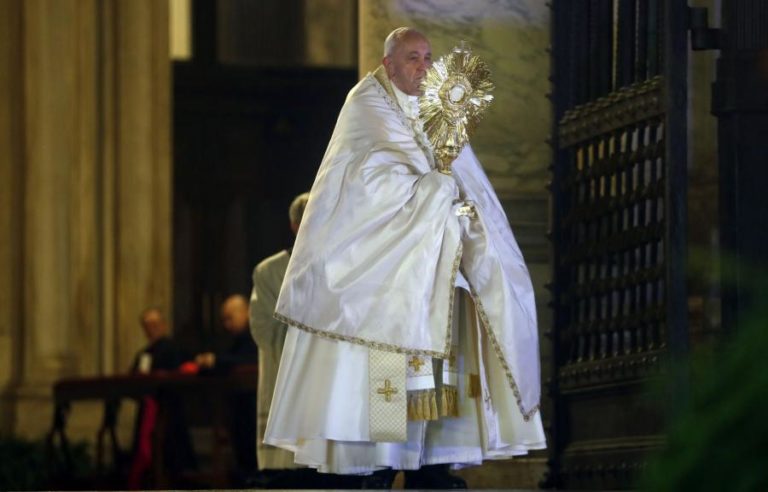 COVID-19: PAPA CELEBRARÁ MISSAS DE NATAL E DE ANO NOVO SEM FIÉIS