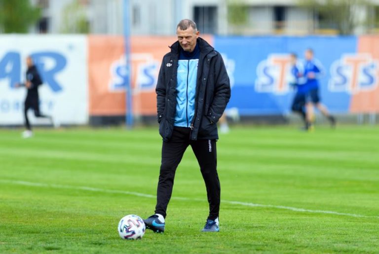 TREINADOR DO LECH POZNAN ASSUME FAVORITISMO DO BENFICA NA LIGA EUROPA MAS PROMETE DIFICULDADES