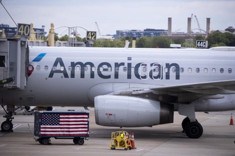 COVID-19 AMERICAN AIRLINES ANUNCIA QUE VAI COMEÇAR A DESPEDIR 19.000 FUNCIONÁRIOS