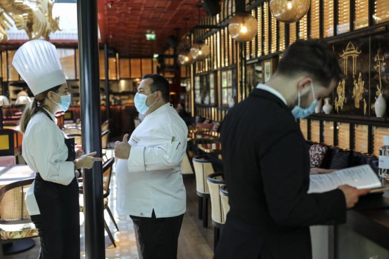 COVID-19: RESTAURANTES SÓ PODEM TER SEIS PESSOAS POR MESA A PARTIR DE QUARTA-FEIRA
