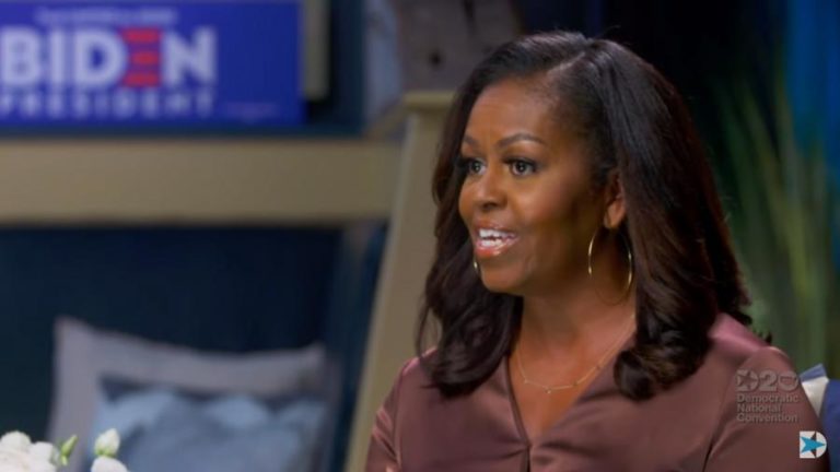 MICHELLE OBAMA DIZ QUE TRUMP É RACISTA E SEMEIA “O MEDO E A CONFUSÃO”