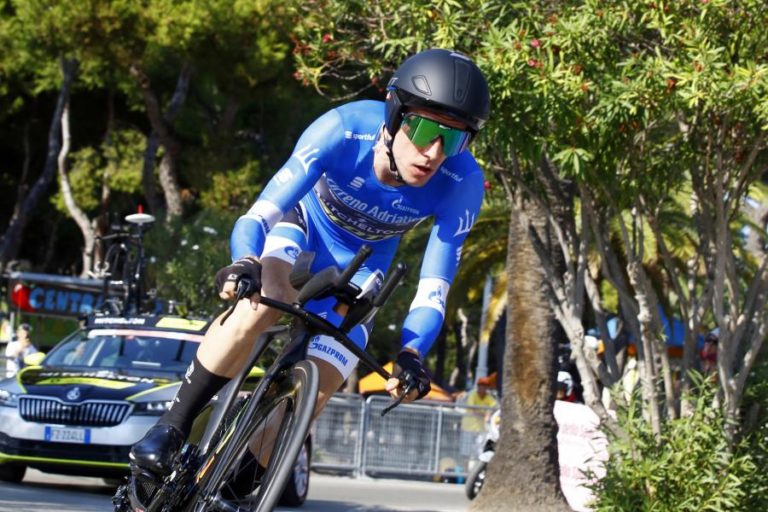 GIRO: SIMON YATES TESTA POSITIVO À COVID-19 E ABANDONA PROVA