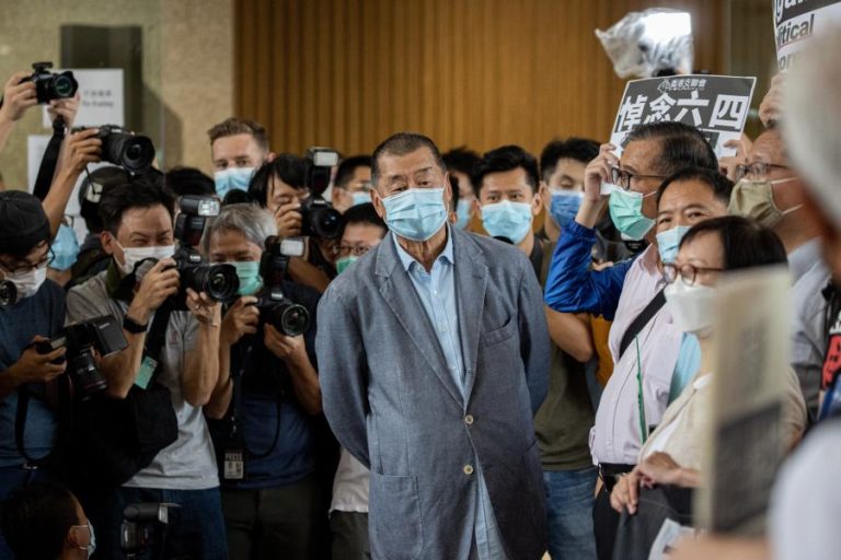 HONG KONG: POLÍCIA FAZ BUSCAS EM ESCRITÓRIOS DE MAGNATA DOS ‘MEDIA’ JIMMY LAI – ASSESSOR