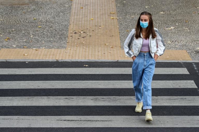 COVID-19: PARLAMENTO APROVA USO OBRIGATÓRIO DE MÁSCARAS NA RUA