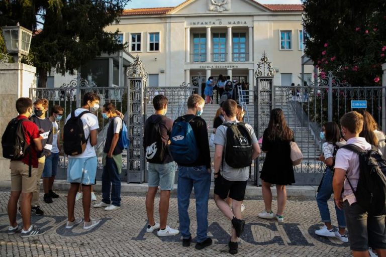 COVID-19: MINISTÉRIO DA EDUCAÇÃO QUER MANTER ESCOLAS ABERTAS