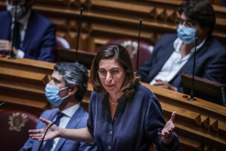 COVID-19: PS SEM POSIÇÃO FECHADA SOBRE APLICAÇÃO OBRIGATÓRIA E QUER OUVIR ESPECIALISTAS