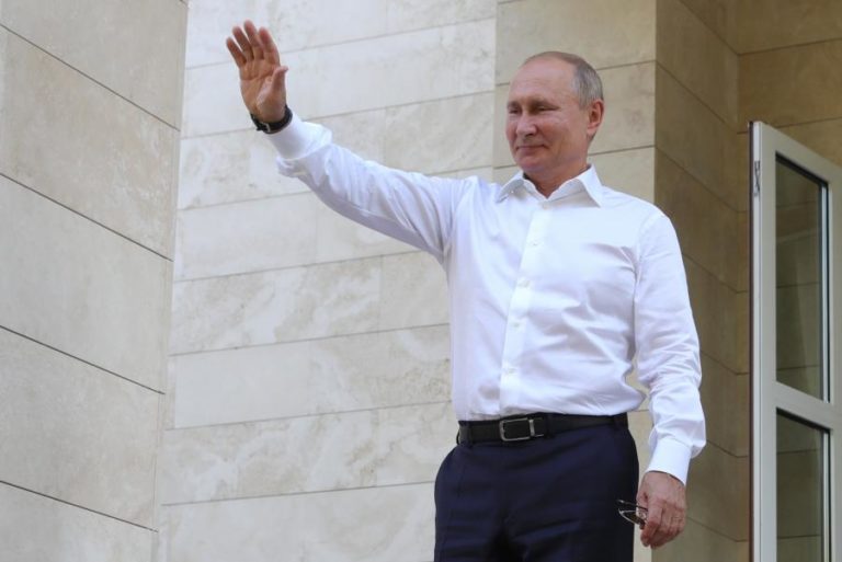 BIELORRÚSSIA: PUTIN DIZ A MACRON QUE TENTATIVAS DE INTERFERÊNCIA SÃO INACEITÁVEIS