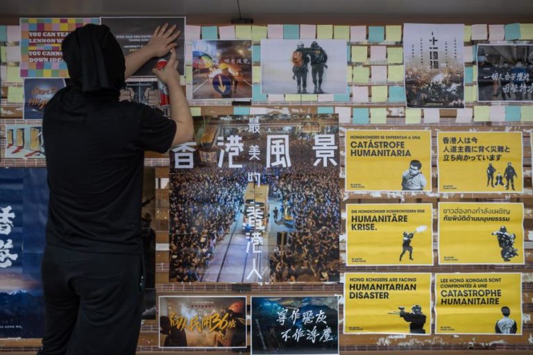 HONG KONG: MILHARES DE POLÍCIAS DE INTERVENÇÃO NAS RUAS PARA PREVENIR PROTESTOS EM DIA DA CHINA