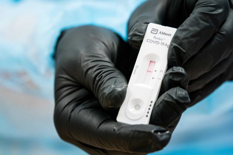 COVID-19: TESTES RÁPIDOS DEVEM SER APLICADOS EM SURTOS EM ESCOLAS OU LARES