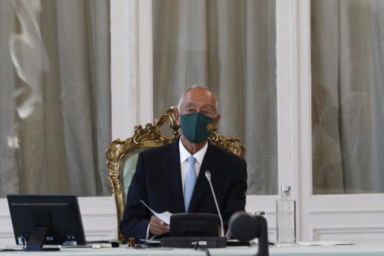 MARCELO REBELO DE SOUSA INSISTE NO APELO A FÉRIAS CÁ DENTRO