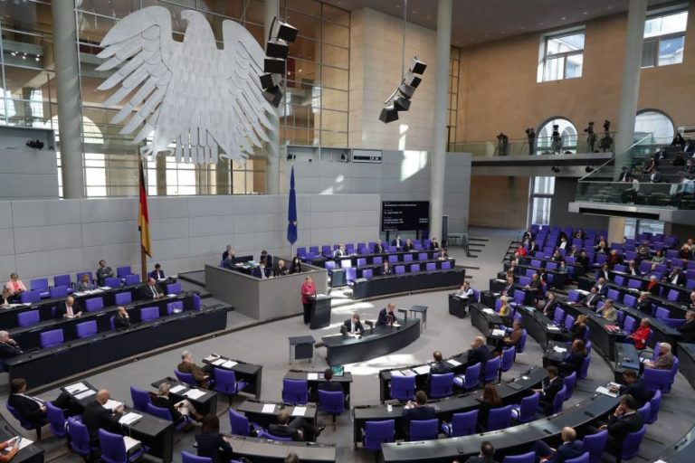 COVID-19: “OTIMISMO” DE MERKEL DEIXA COSTA “CONFIANTE” EM RÁPIDA APROVAÇÃO DE FUNDO