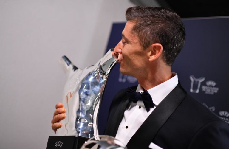 ROBERT LEWANDOWSKI DISTINGUIDO MELHOR JOGADOR DO ANO DA UEFA