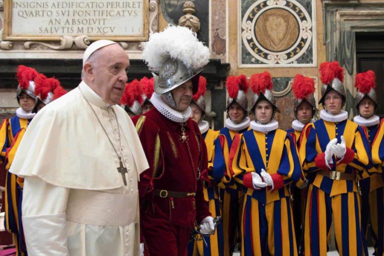 PRIMEIRA SAÍDA DO PAPA FRANCISCO DO VATICANO EM SETE MESES LEVA-O A A ASSIS