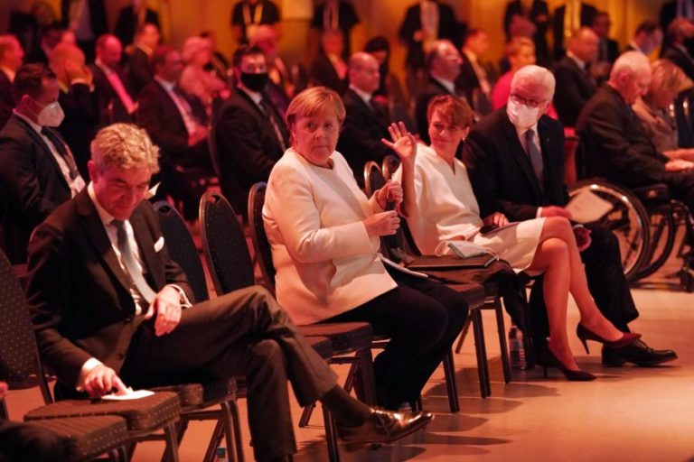 MERKEL APLAUDE A “CORAGEM” NO ORIENTE E NO OCIDENTE QUE PERMITIU A REUNIFICAÇÃO
