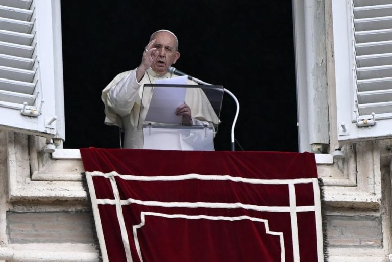 PAPA EVOCA APARIÇÕES DE FÁTIMA E PEDE ORAÇÃO DO ROSÁRIO EM TEMPOS DE PANDEMIA