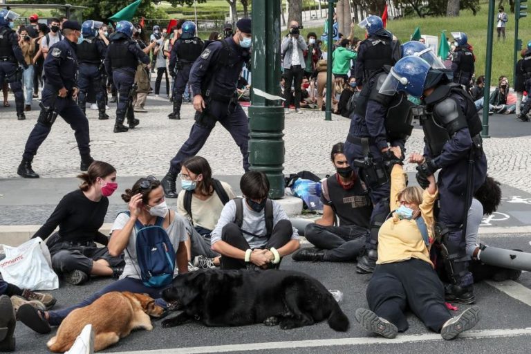 DEZENAS DE MANIFESTANTES PELO CLIMA BLOQUEIAM ROTUNDA DO MARQUÊS DE POMBAL EM LISBOA