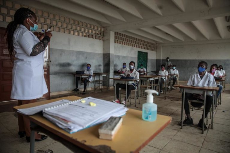 COVID-19: REGRESSO ÀS AULAS EM LUANDA MARCADO POR FALTA DE CONDIÇÕES DE BIOSSEGURANÇA