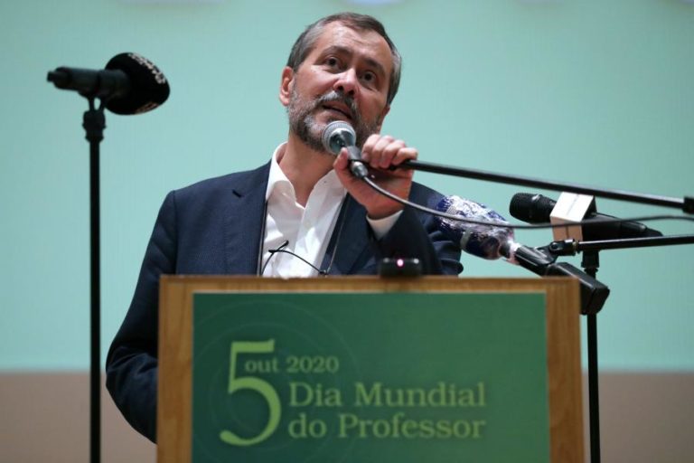 COVID-19: FENPROF ACUSA TUTELA DE “INCOMPETÊNCIA” E VAI EXIGIR MAPA DE ESCOLAS COM CASOS