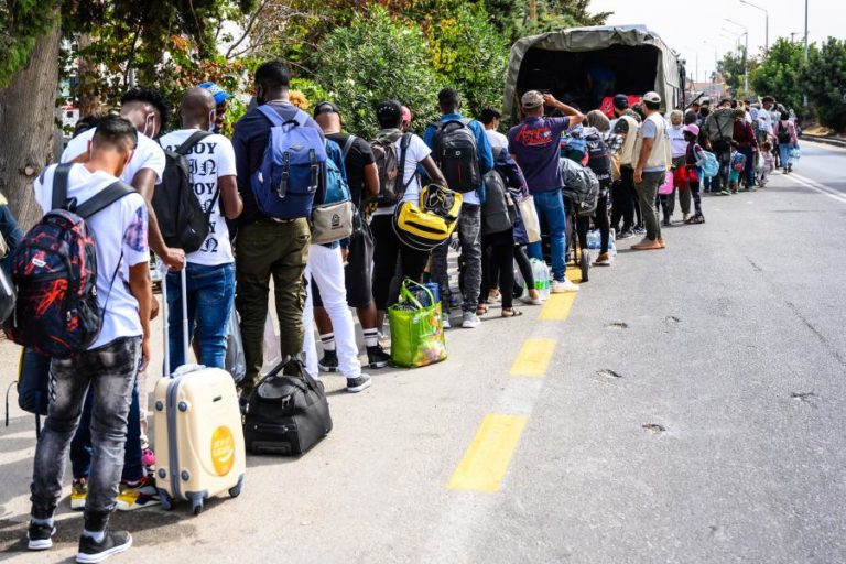 CERCA DE 100 REFUGIADOS FORAM TRANSFERIDOS DA GRÉCIA PARA A ALEMANHA