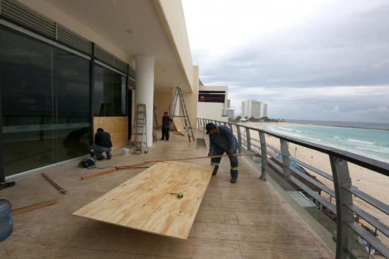 FURACÃO DELTA VAI ATINGIR A COSTA MEXICANA EM YUCATAN NAS PRÓXIMAS HORAS