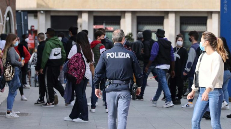 COVID-19: NOVOS CASOS EM ITÁLIA SUPERAM OS 5.000 PELA PRIMEIRA VEZ DESDE MARÇO
