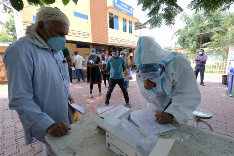 COVID-19: ÍNDIA REABRE ESCOLAS E CINEMAS, APESAR DE REGISTAR MAIS DE 7,3 MILHÕES DE CASOS