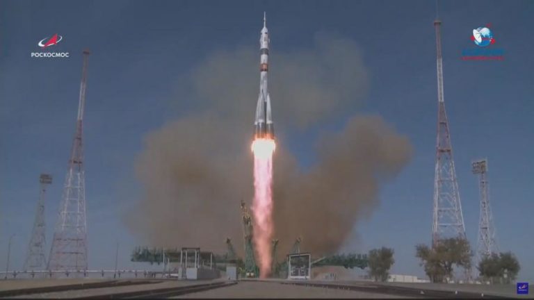 ASTRONAUTAS RUSSOS E NORTE-AMERICANA PARTEM EM DIREÇÃO À ESTAÇÃO ESPACIAL INTERNACIONAL