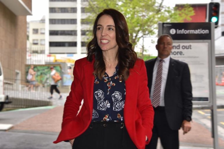PRIMEIRA-MINISTRA JACINDA ARDEN COM MAIORIA ABSOLUTA À VISTA NA NOVA ZELÂNDIA