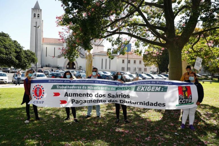 TRABALHADORES DAS MISERICÓRDIAS EM GREVE PROTESTAM FRENTE AO MINISTÉRIO DO TRABALHO