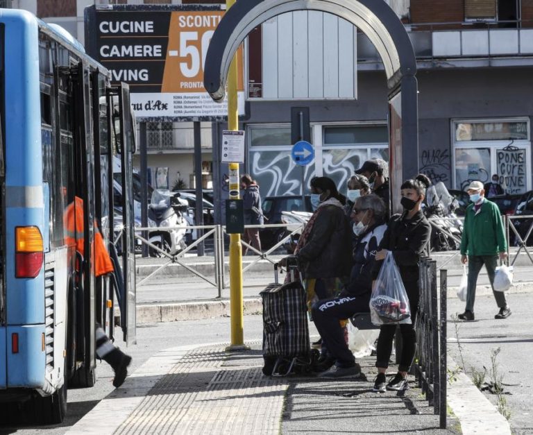 COVID-19: ITÁLIA SUPERA OS 10 MIL CASOS DIÁRIOS E REGISTA 55 MORTES