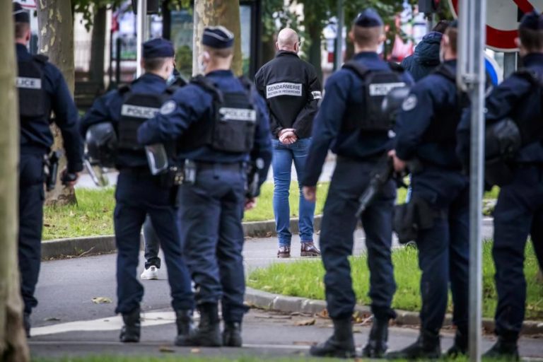 SUSPEITO DE DECAPITAÇÃO EM PARIS TERÁ GRITADO “ALLAH ‘AKBAR” QUANDO FOI BALEADO