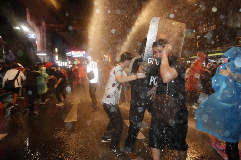 POLÍCIA USA CANHÕES DE ÁGUA PARA DISPERSAR MANIFESTANTES EM BANGUECOQUE
