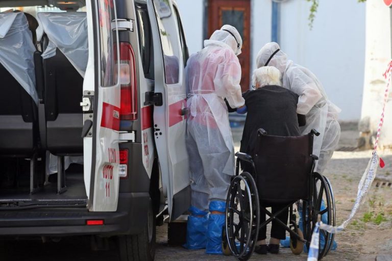 COVID-19: BRIGADAS DA SEGURANÇA SOCIAL INTERVIERAM EM 40 SURTOS EM LARES