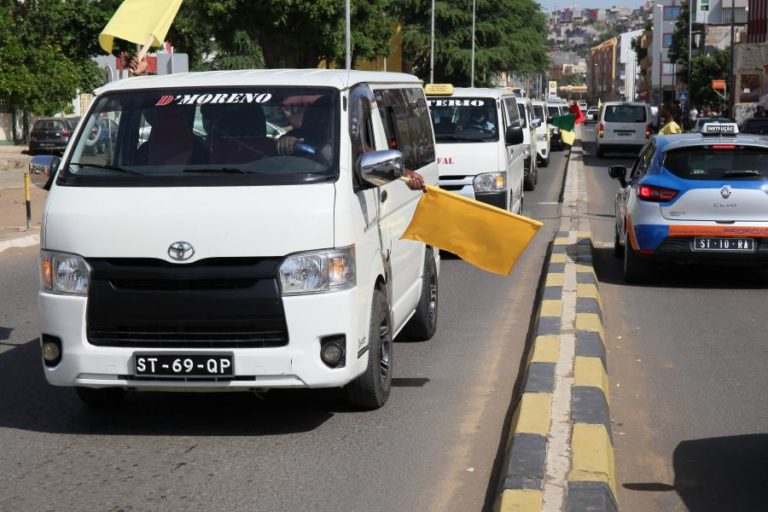 COVID-19: CENTENAS DE MOTORISTAS DE ‘HIACES’ NA PRAIA PARA EXIGIR REGRESSO À LOTAÇÃO MÁXIMA