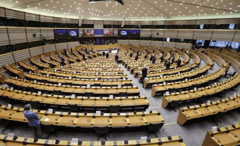 PE CUMPRE MINUTO DE SILÊNCIO EM HOMENAGEM A PROFESSOR DECAPITADO EM FRANÇA