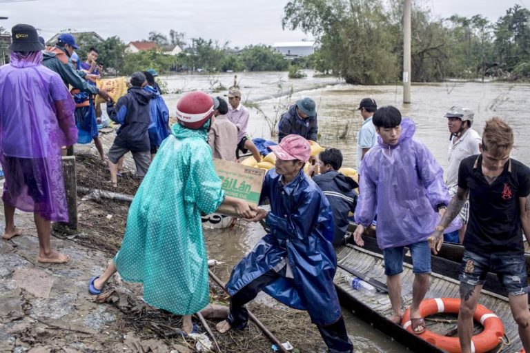 MAIS DE 100 PESSOAS MORRERAM E 20 ESTÃO DESAPARECIDAS APÓS INUNDAÇÕES NO VIETNAME