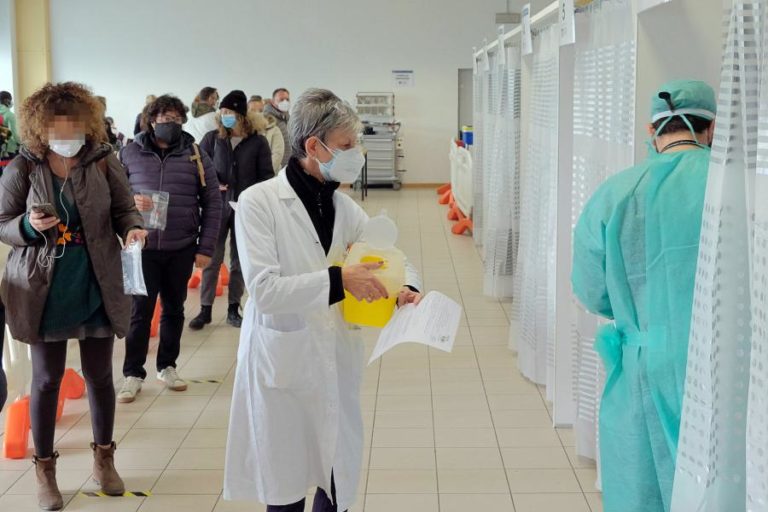 COVID-19: ITÁLIA REGISTA MAIS DE 16.000 INFEÇÕES EM 24 HORAS E 136 MORTOS