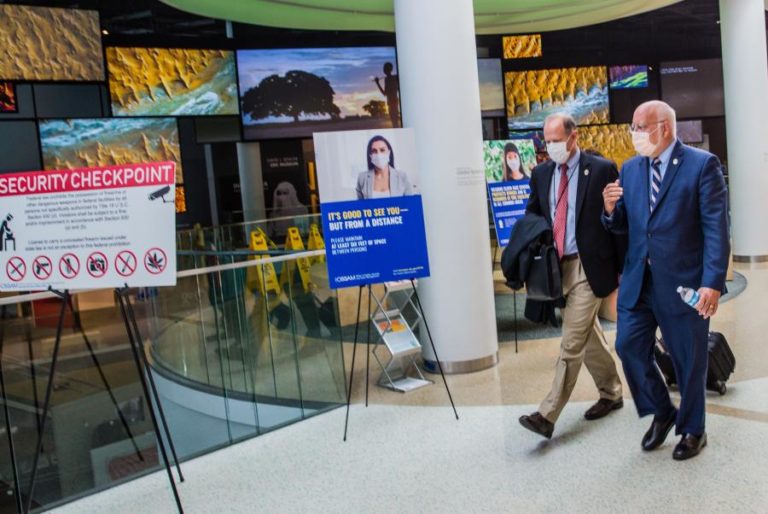 COVID-19: EUA REGISTAM MAIS DE MIL MORTOS NAS ÚLTIMAS 24 HORAS